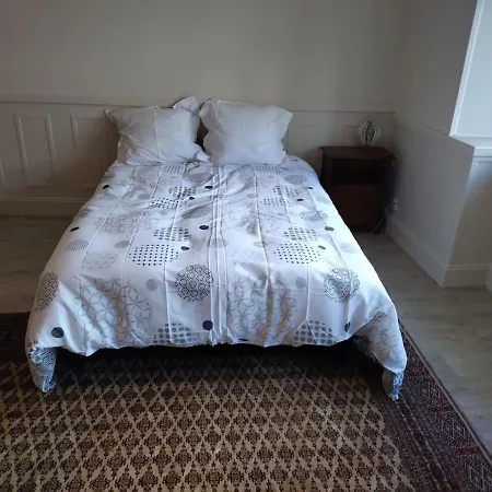 Tres Grand Au Pied Du Plateau D'angouleme.